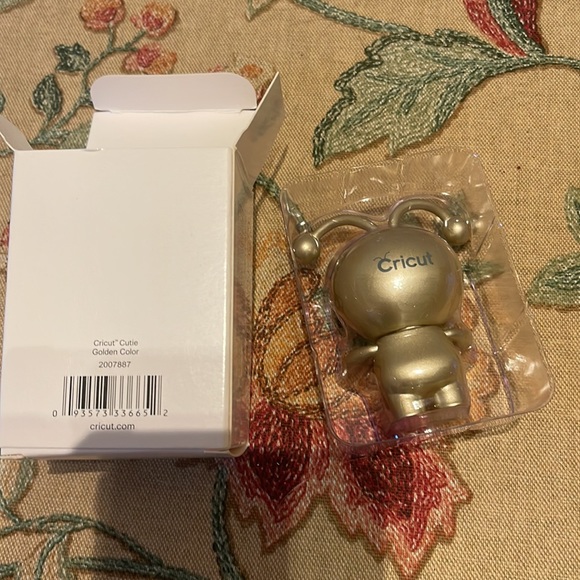 Gold Cricut cutie - Picture 4 of 5